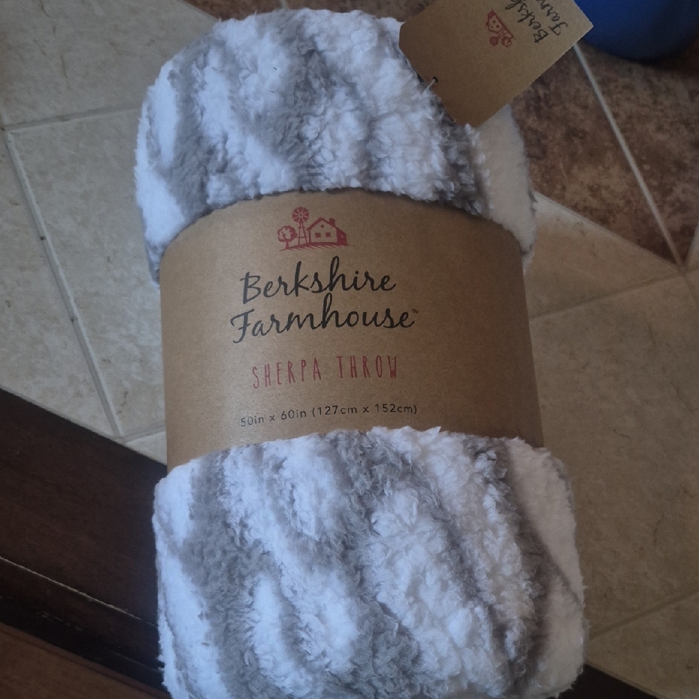 Berkshire Farmhouse Sherpa Throw in Gray and White